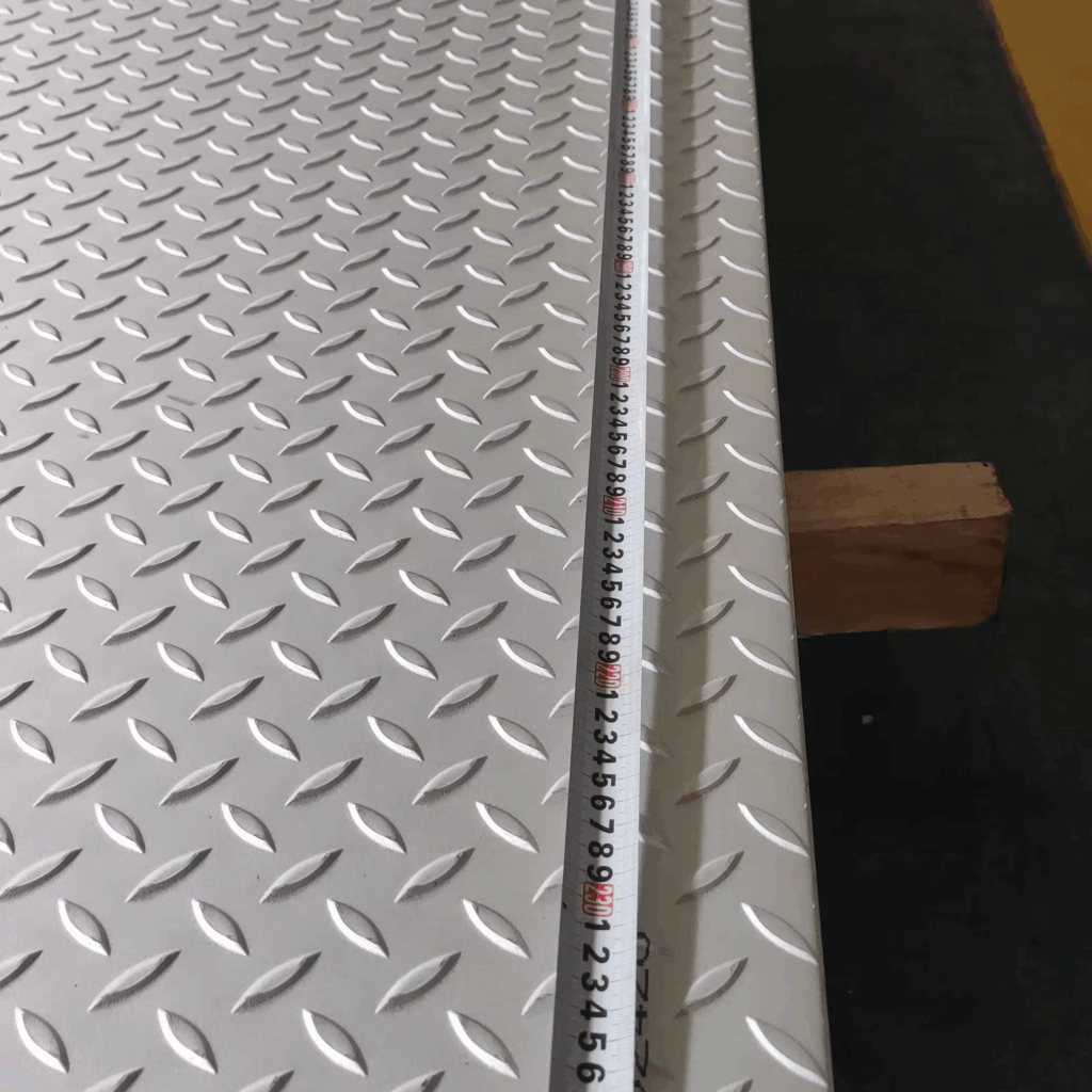 High Quality Hot Rolled Patterned Plate Anti-Slip Patterned Steel Plate Beautiful Appearance Strong Bearing Capacity ASTM Standard Hot-Rolled Cut Weld 3 6789 副本 1